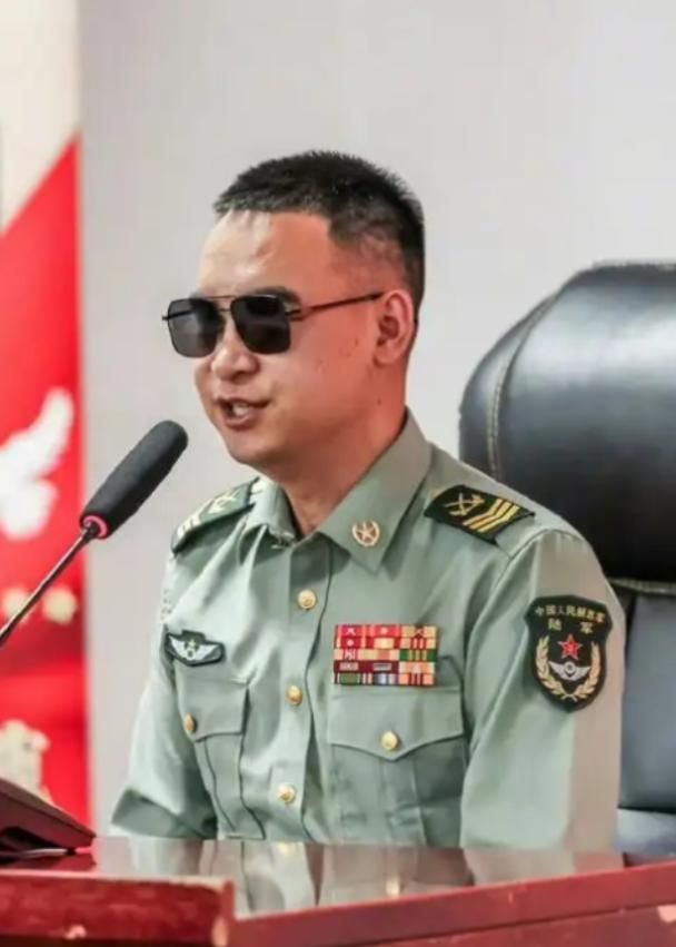 有人问，为什么杜富国失去双手双眼，还能留在部队？答案很简单：是部队需要他！你以为