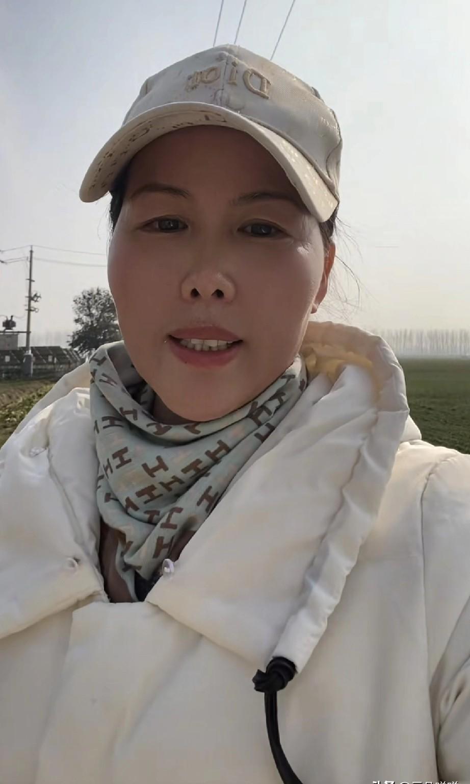 20块钱的帽子，** 竟然让一群人集体高潮？
**“迪奥阿姨”**？
LV围巾？