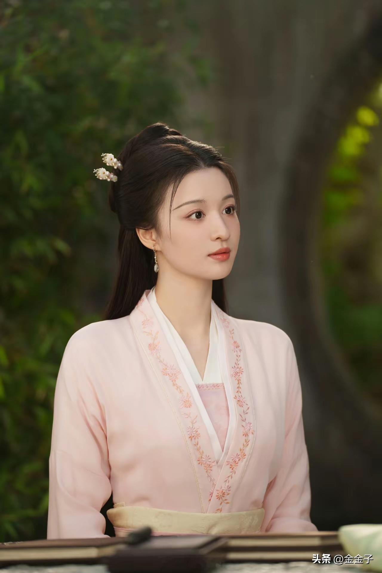 娱乐圈美女众多，各有千秋，风华绝代。有三个自带古典气质，让人过目难忘的女明星，有