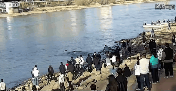 他在朋友圈写道：“上大学来兰州，曾与好友吹牛将来要到黄河游泳，没想到第一次入黄河