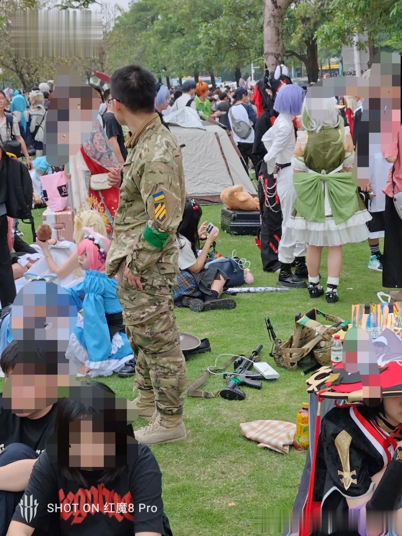 魔怔人
五一，广州保利世贸展览馆
上下身穿了乌克兰武装部队军服，胳膊戴了个亚速系
