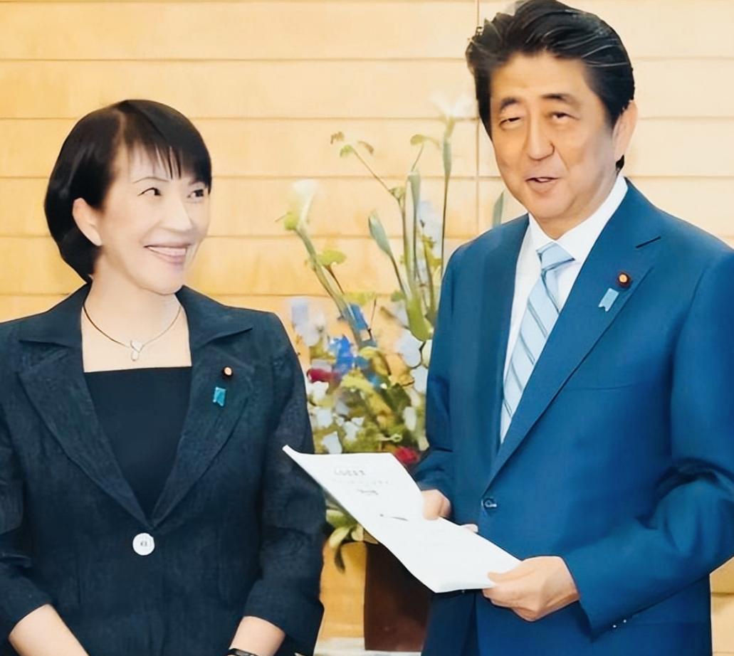 高市早苗和哪一位笑的最开心呢？
高市早苗和山本拓、安倍、特朗普看似笑的都一样，实