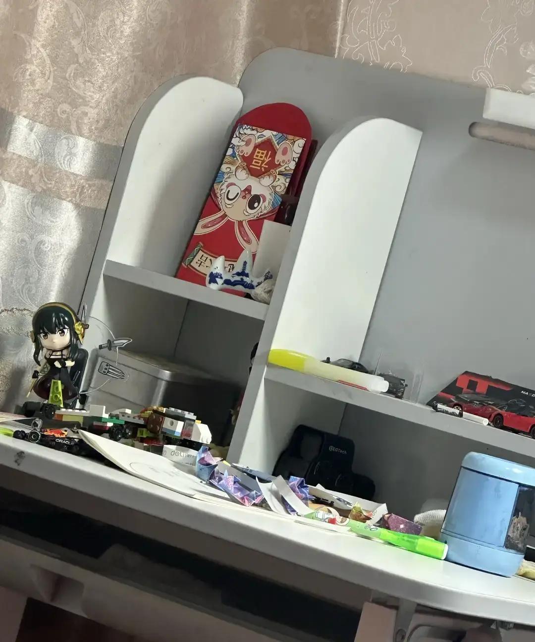 婆婆下班冲回家给我修宽带，鼓捣半小时还是连不上网，我让她歇歇，她偏要再去帮我收拾