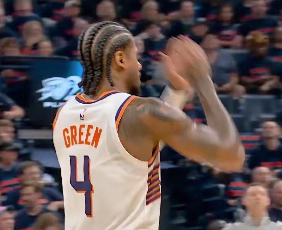 面对雷霆的防守，杰伦格林又变回风雪哥了。首先，太阳再输雷霆，并不是怪杰伦格林的发