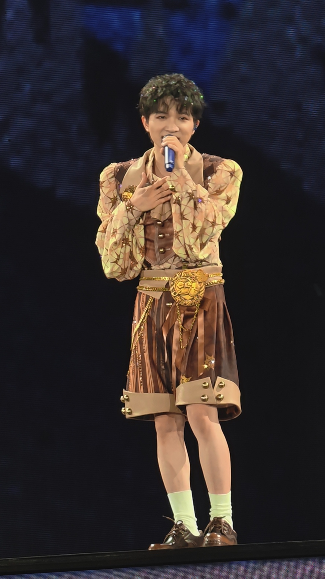 周深周深郑州演唱会 短裤来啦 