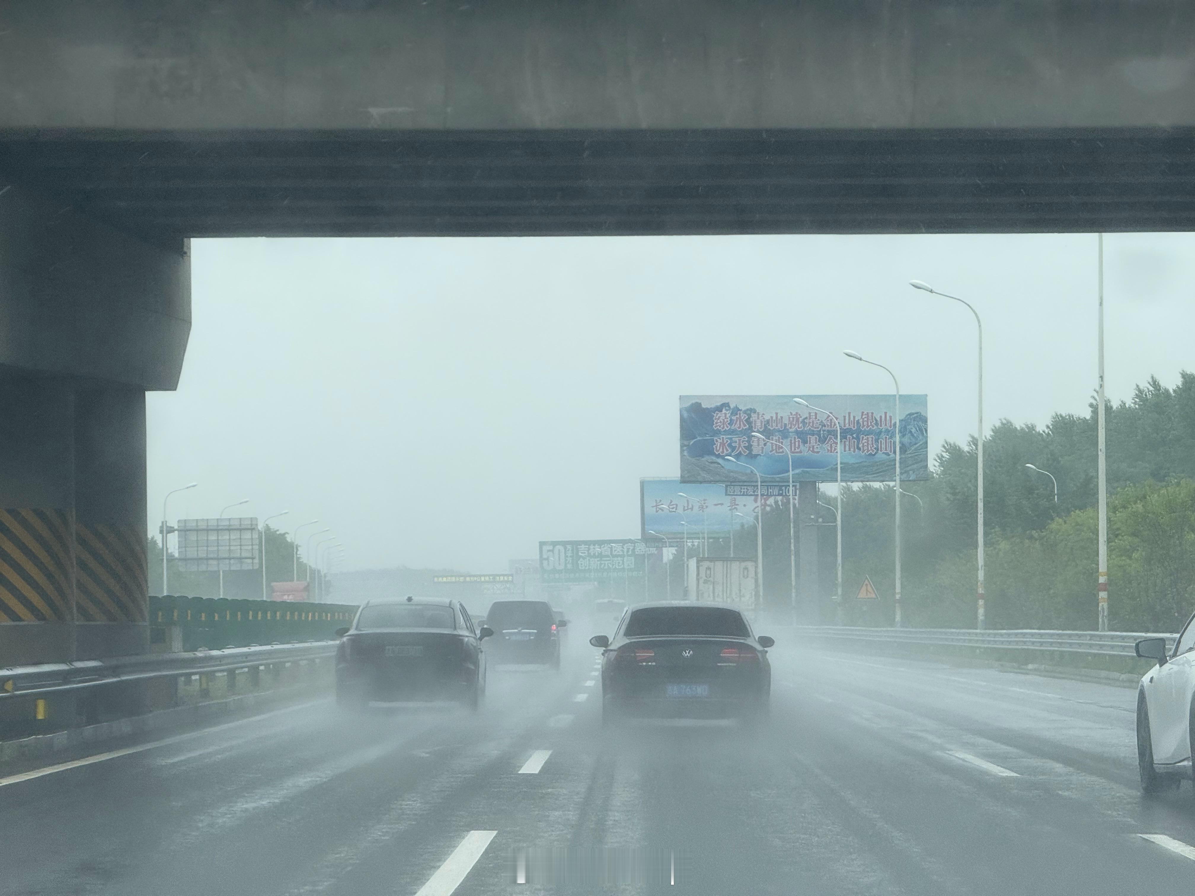 雨很大，能见度很低，但没有一个人打开后雾灯！只有我开了 ​​​