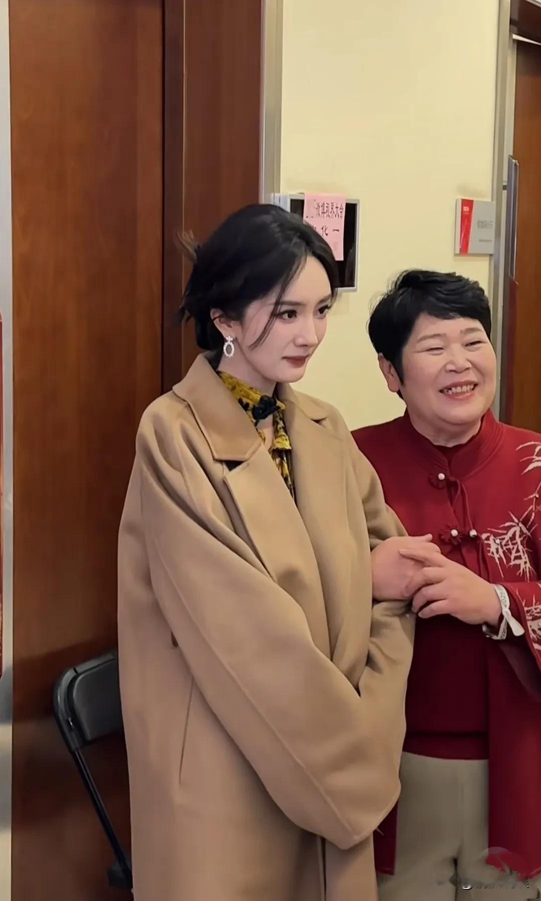 不怪杨幂在娱乐圈混的好，除了颜值和演技，她的情商真不是一般的高！
在“微博视界大