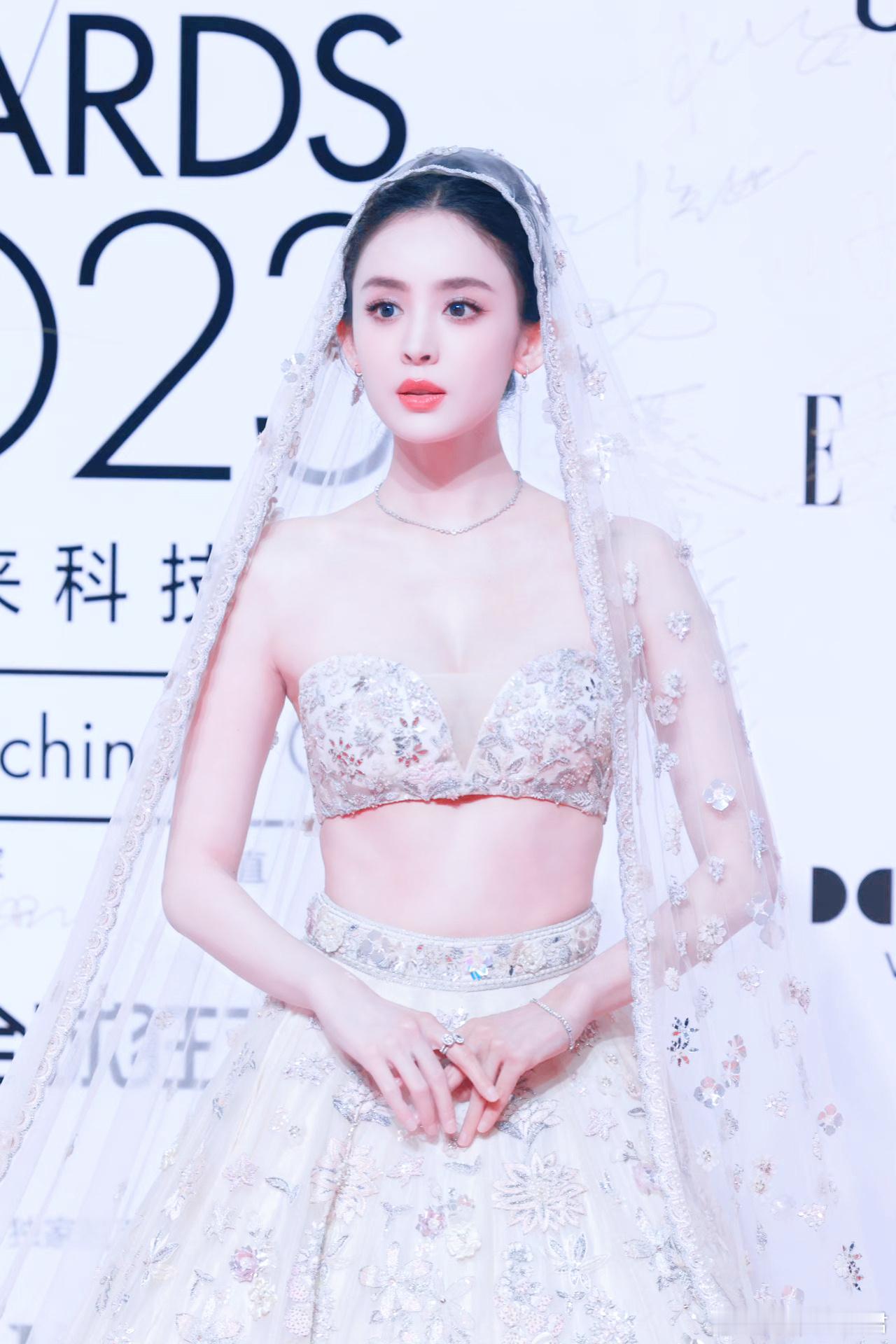 娜扎[超话]  娜扎ELLE风尚大典红毯第二组美图娜扎玉茗茶骨娜扎赴山海 ​​​