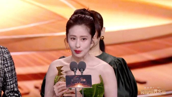 颖儿领奖梅婷秦海璐拍照 像极了家长追拍领奖孩子的模样！梅婷秦海璐的专注与雀跃，藏