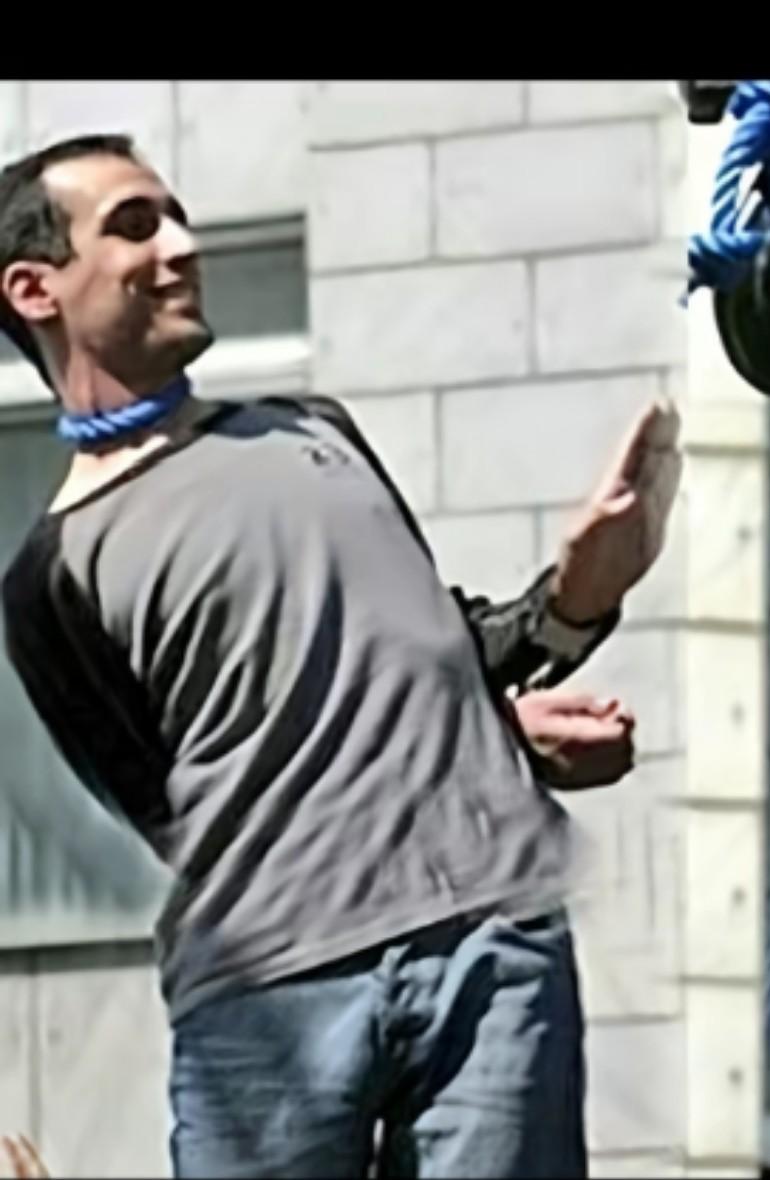 所谓勇士，从不是躲在暗处喟叹的懦夫，是敢看这惨淡的人生，敢碰这淋漓的鲜血的
波斯