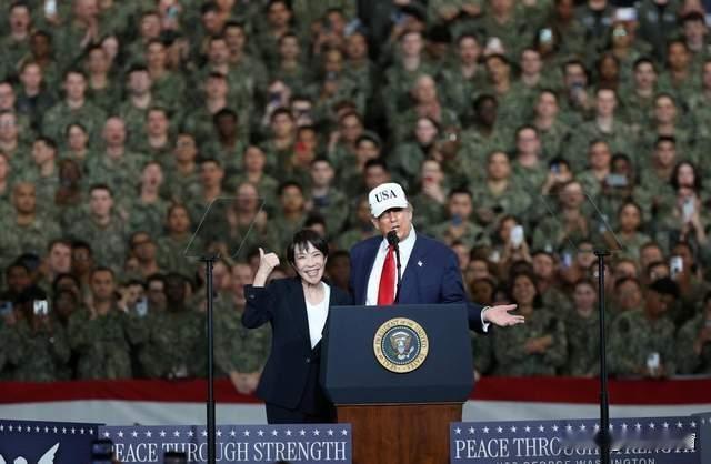 特朗普给航母“开倒车”？喊着要蒸弹的“锅气”，实则慌了工业的底气！
 
特朗普站