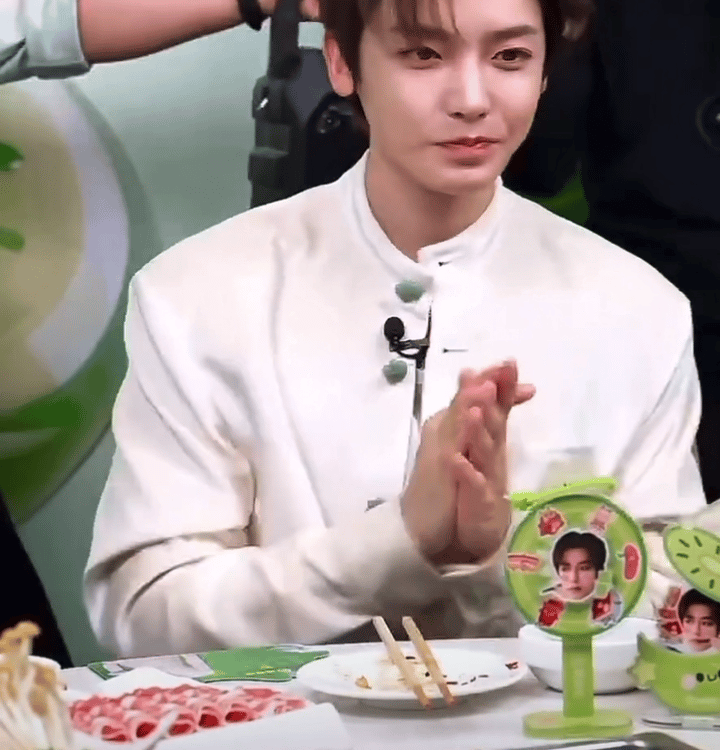 谁懂啊！侯明昊又瘦了好多拒绝侯明昊击掌第一人 侯明昊唱完生日歌伸手求击掌，工作人
