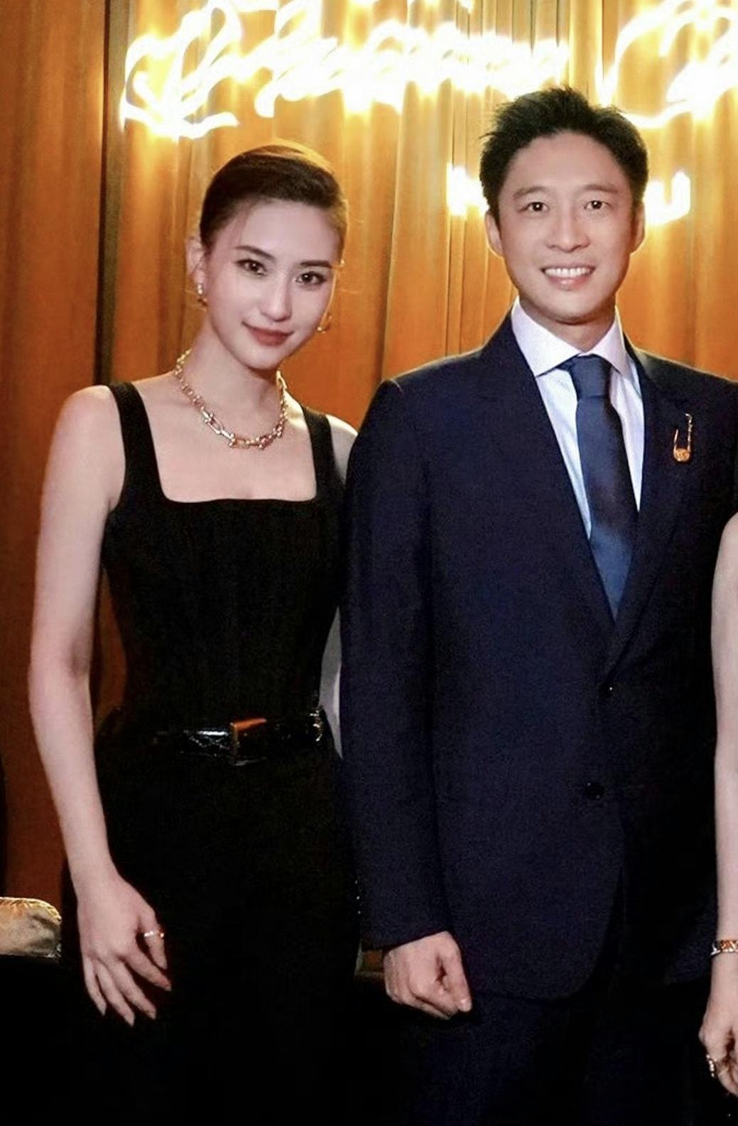 8年后，霍启山何超莲再难得同框！从家庭背景看，两人是真正的门当户对；从长相看，一