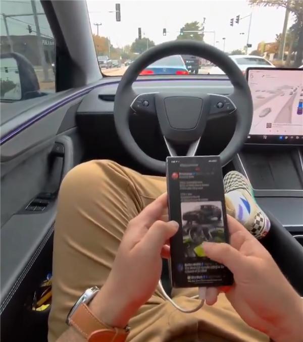 真自动驾驶！车主实测特斯拉FSD V14 全程玩手机没任何提示 