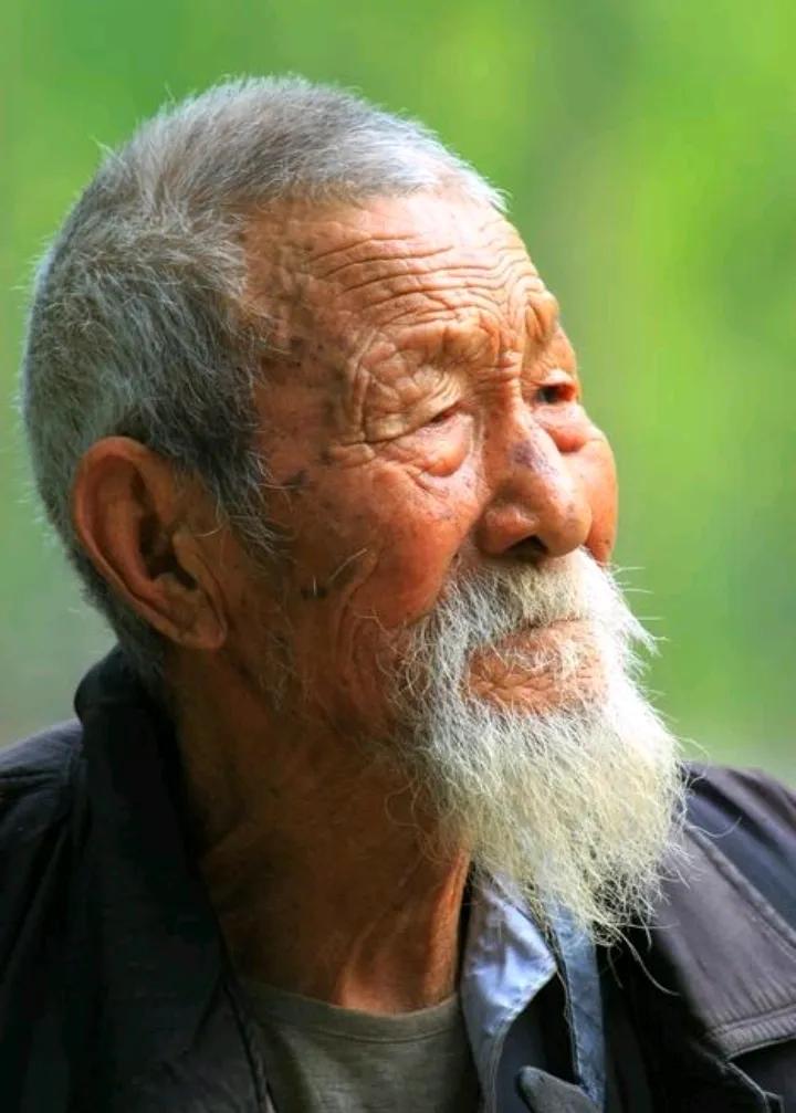 时光岁月快如风，
昨日小童今日翁，
自古人生谁无老，
………请友续补………？
[