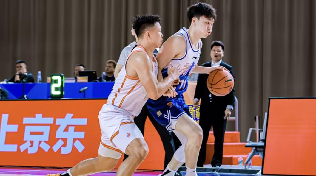 史密斯轰45分超级三双，周鹏里程碑之夜三分定乾坤！深圳客场掀翻新疆豪取14连胜