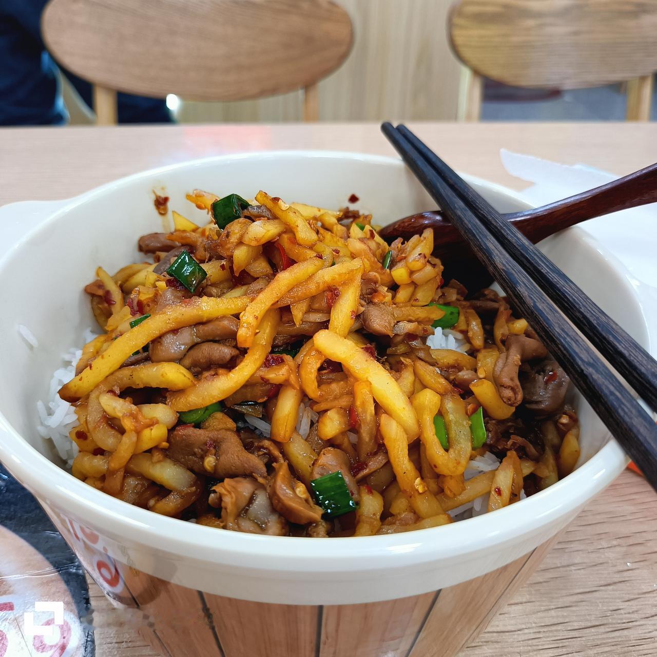 中午吃木桶饭酸萝卜炒鸡杂，花了18元，我一个人外面吃饭一个月都要花一千多，也贵划