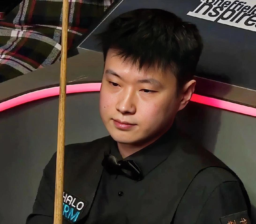 斯诺克世锦赛揭幕战第一阶段结束：赵心童5-4领先海菲尔德
​
​        