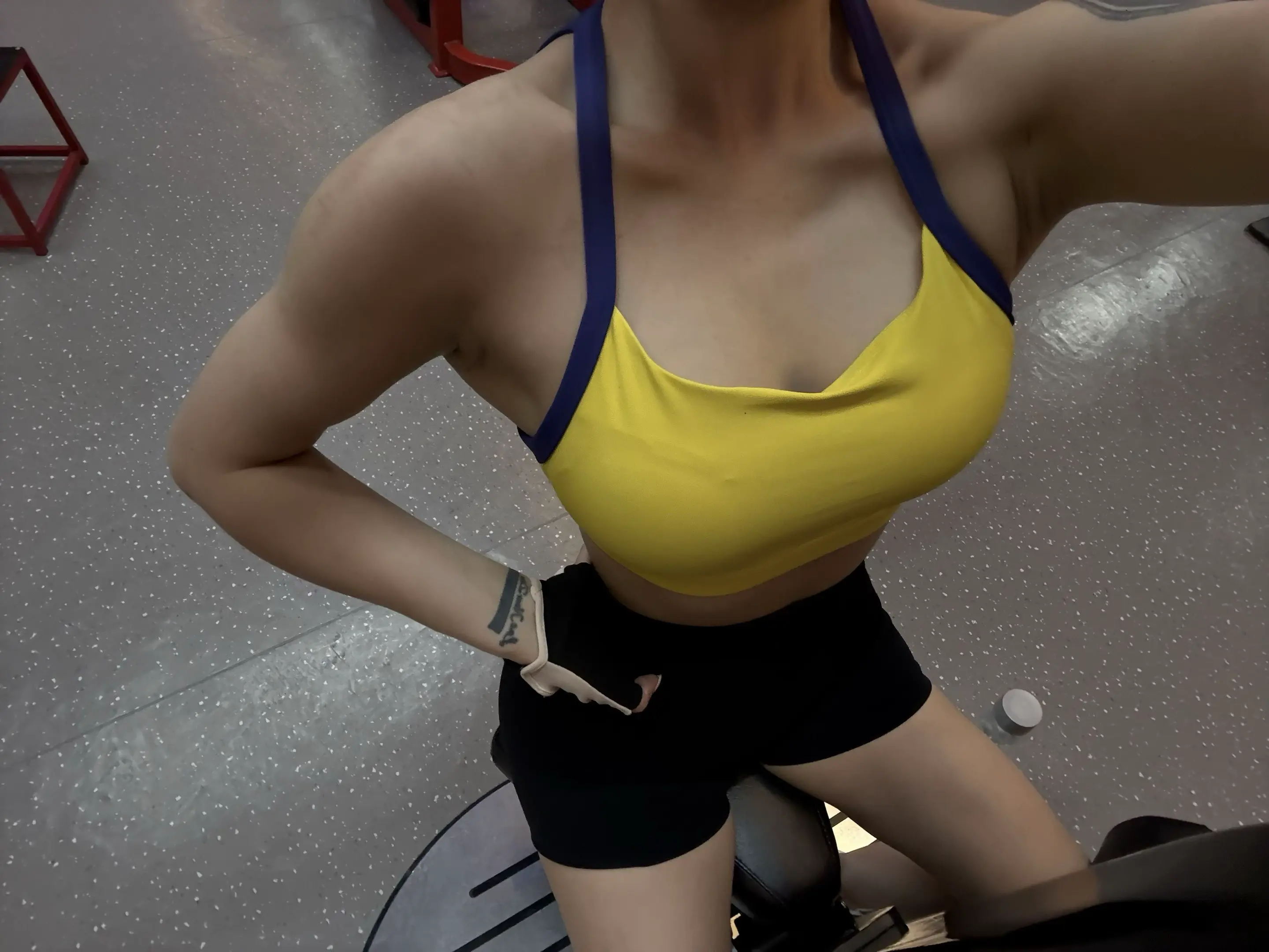 健身 健身穿搭 毫无训练痕迹 撸铁女孩