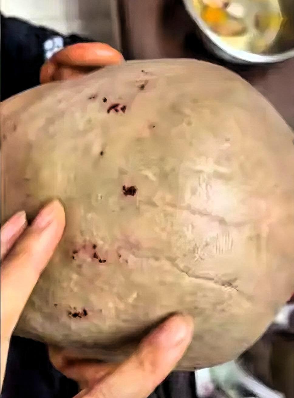 1. 动容于底层小人物间的共情与善意 ：大爷被剃出十余处伤口，即便剃头时已渗血，