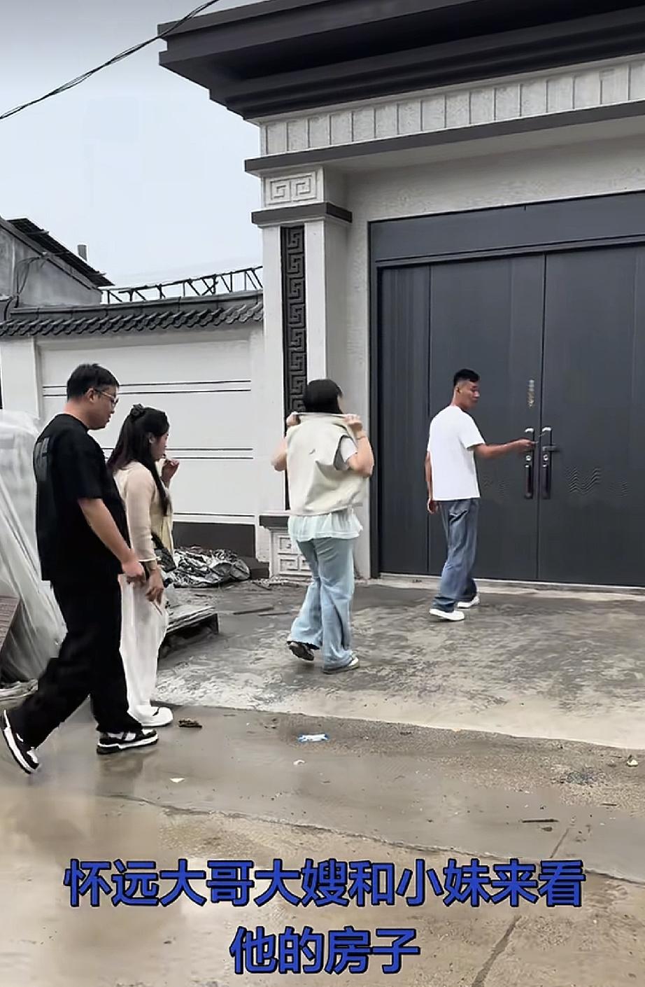 厉怀远今天带大哥大嫂妹妹去了2个地方
自从厉怀远大哥和小妹来到安徽砀山以后，厉怀