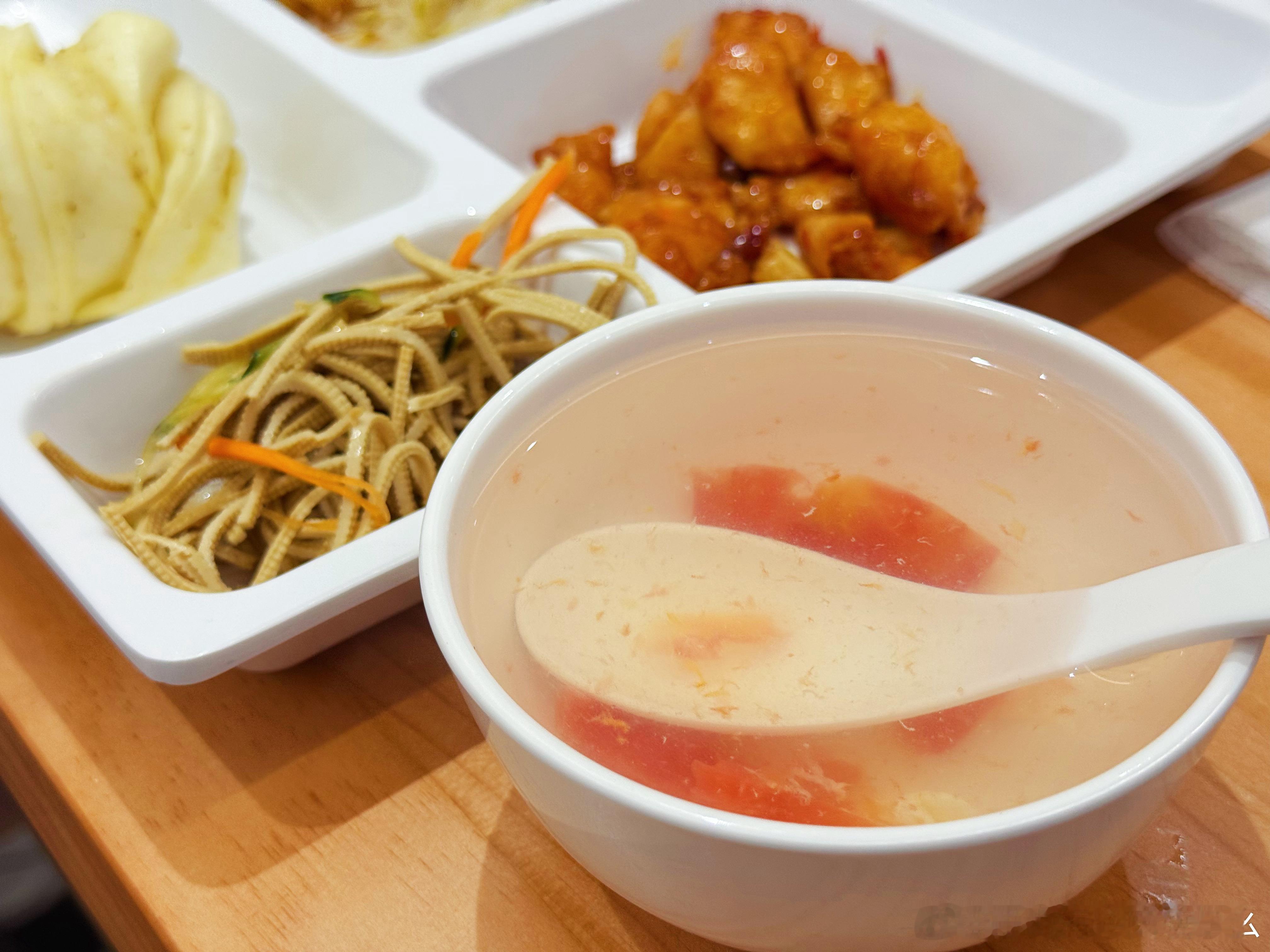 最近我小伙伴在监督我餐前先喝汤每天中午在食堂吃饭都有很好的执行哦！虽然体重没有明