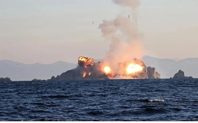 火海冲天！导弹、温压火箭弹、无人机群齐射！

9月12日，朝鲜多个火力部队同时开