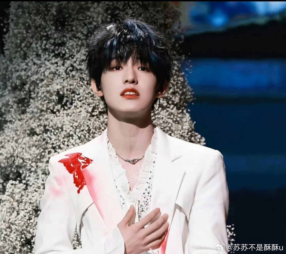张泽禹剪发前留下的珍贵影像长发时期的张泽禹温柔氛围感拉满，眉眼温润自带少年气，这