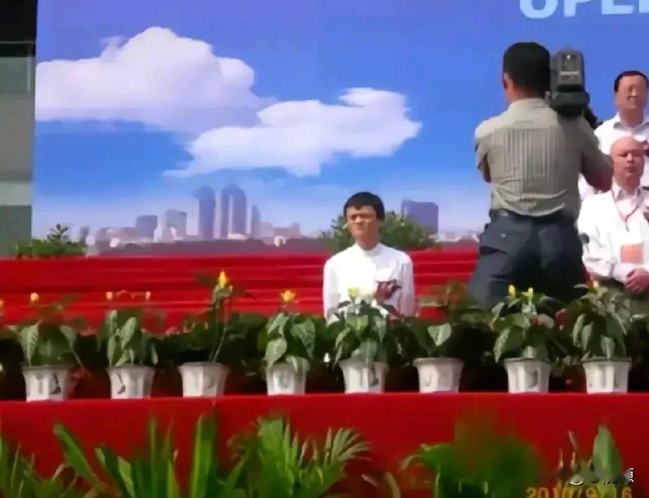 马云也有尴尬的时候！
马云是时代的佼佼者，敢与不公平不公正叫板，敢摇得处于现状又