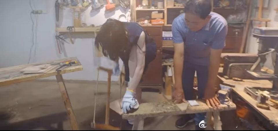 #田曦薇健康美#小田锯木头时的手臂线条，也太完美了吧！[可怜]#忙忙碌碌寻宝藏#