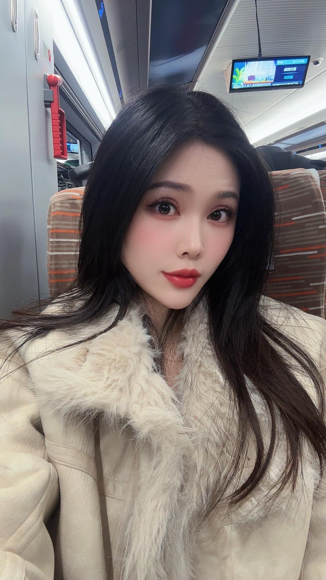 昨天还穿吊带裙呢 今天就穿棉袄 广东的速冻   去长沙拍摄～