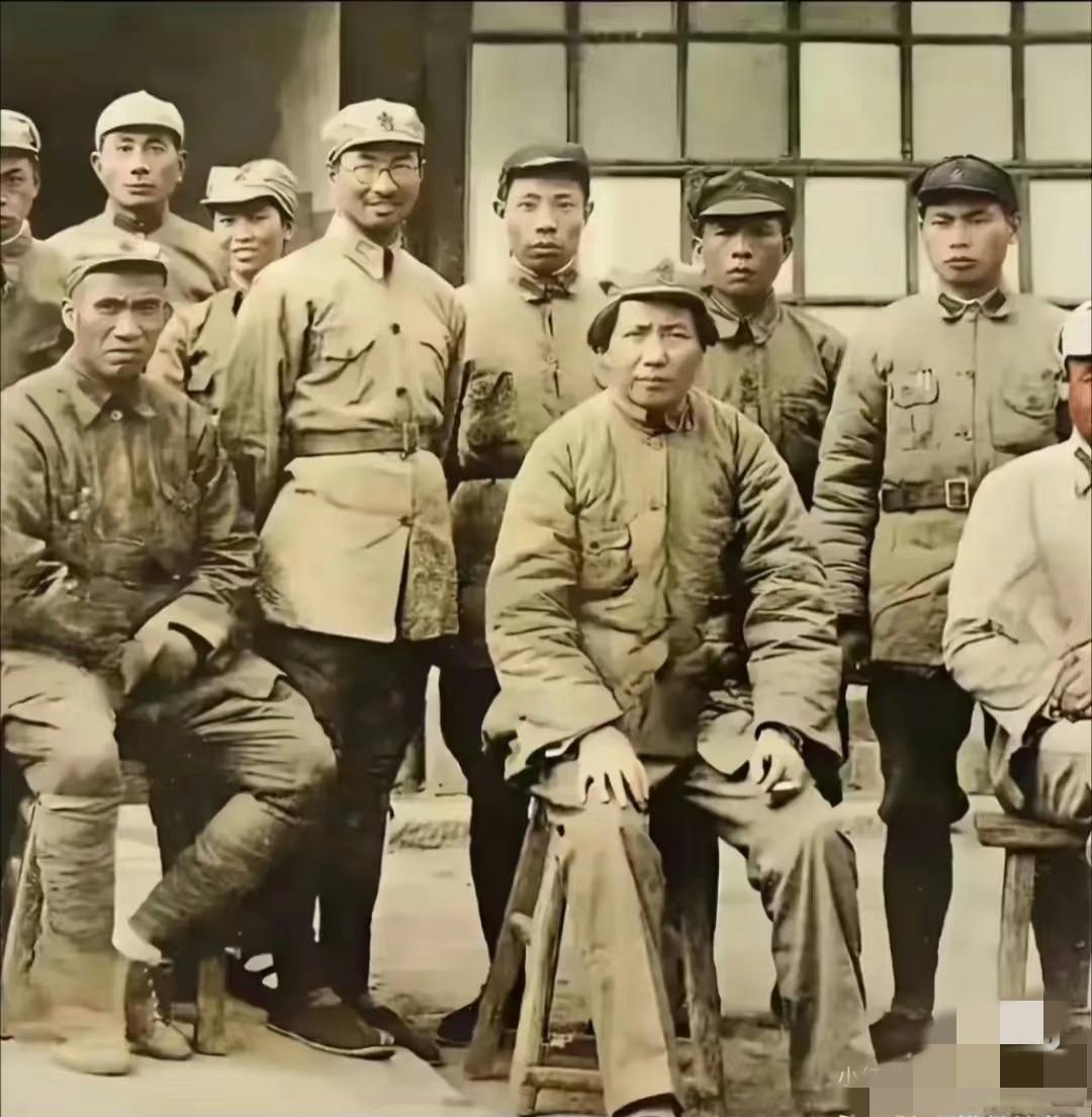 这是一张难得一见的老照片，能认出三个，绝对是历史课代表。