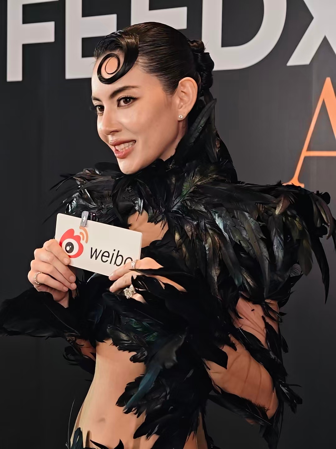 Mai红毯黑天鹅造型 FEED盛典镜头捕捉绝美画面，黑羽毛礼裙华丽夺目，透视网纱