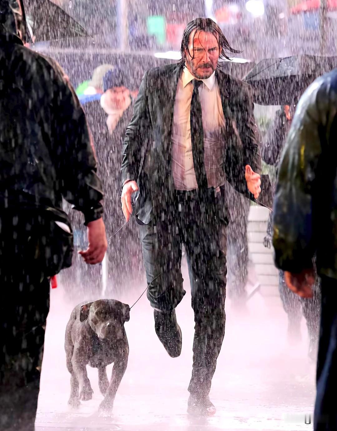 很喜欢的一个场景，暴风雨中的男人！