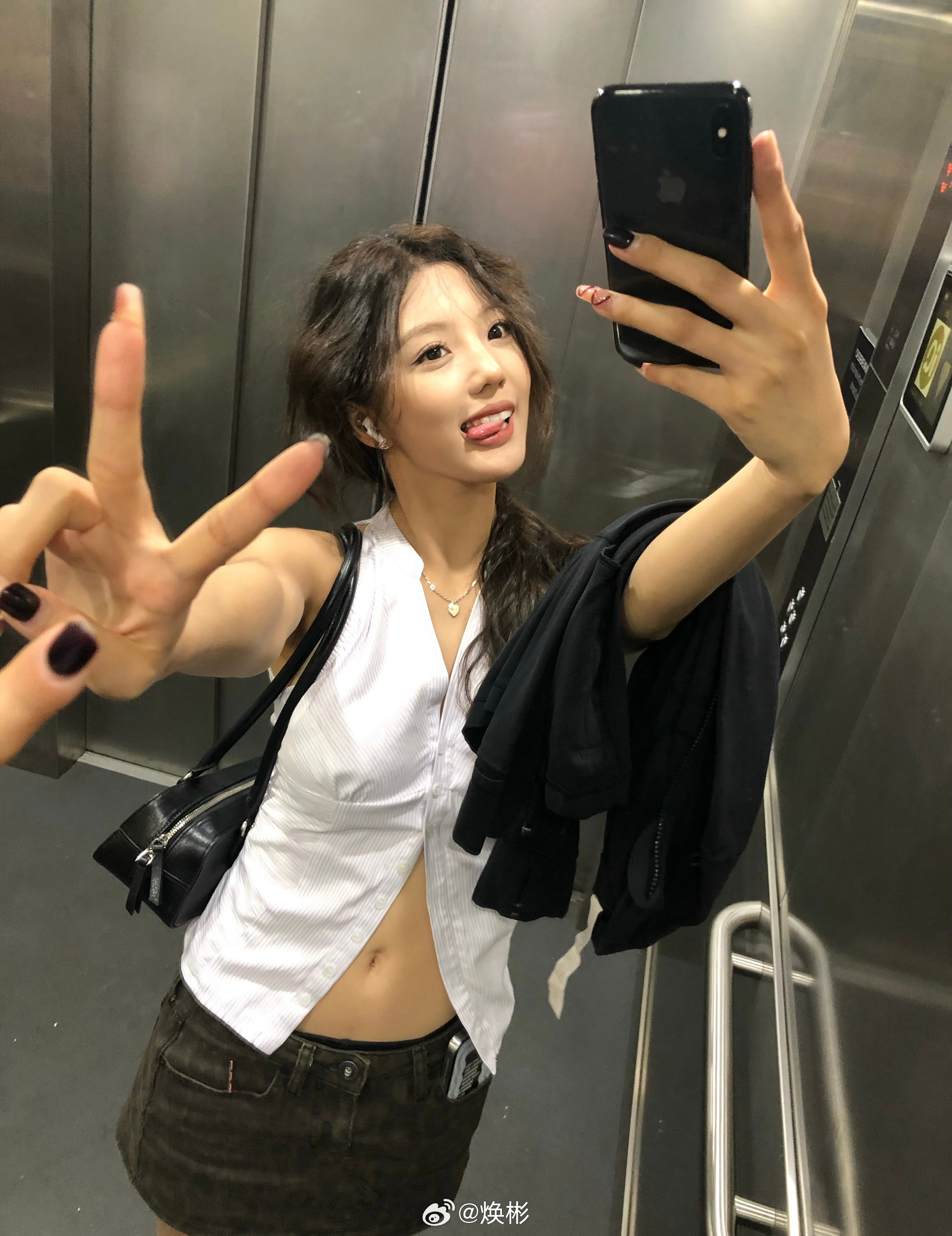 刷到一个好看的小姐姐还在用iPhone Xs！ 