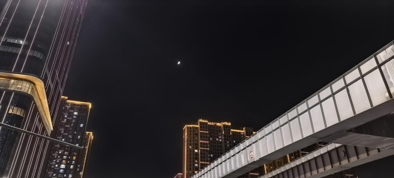 我原以为所有等待
都有结局
就像始发站的列车
终有再停靠的时刻

我原以为错过的