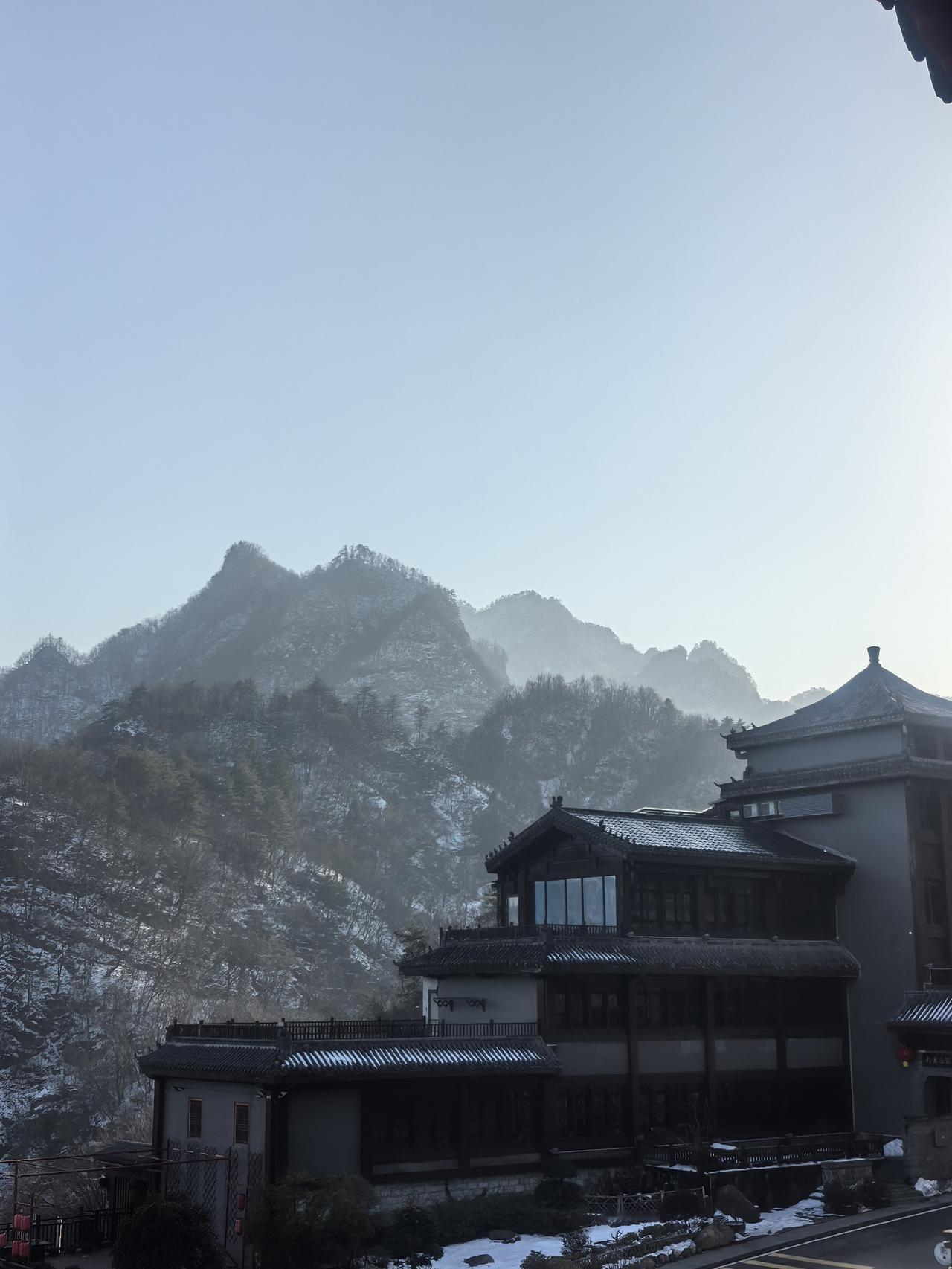 受湖北电视台《长江新闻号》栏目邀请，我又一次主持了春节特别节目《围炉解局》。这次