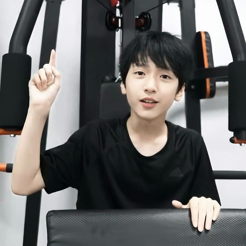 严浩翔 ❤️严浩翔高露洁品牌代言人 ❤️严浩翔 极限挑战  “镜头里的对视，哪怕