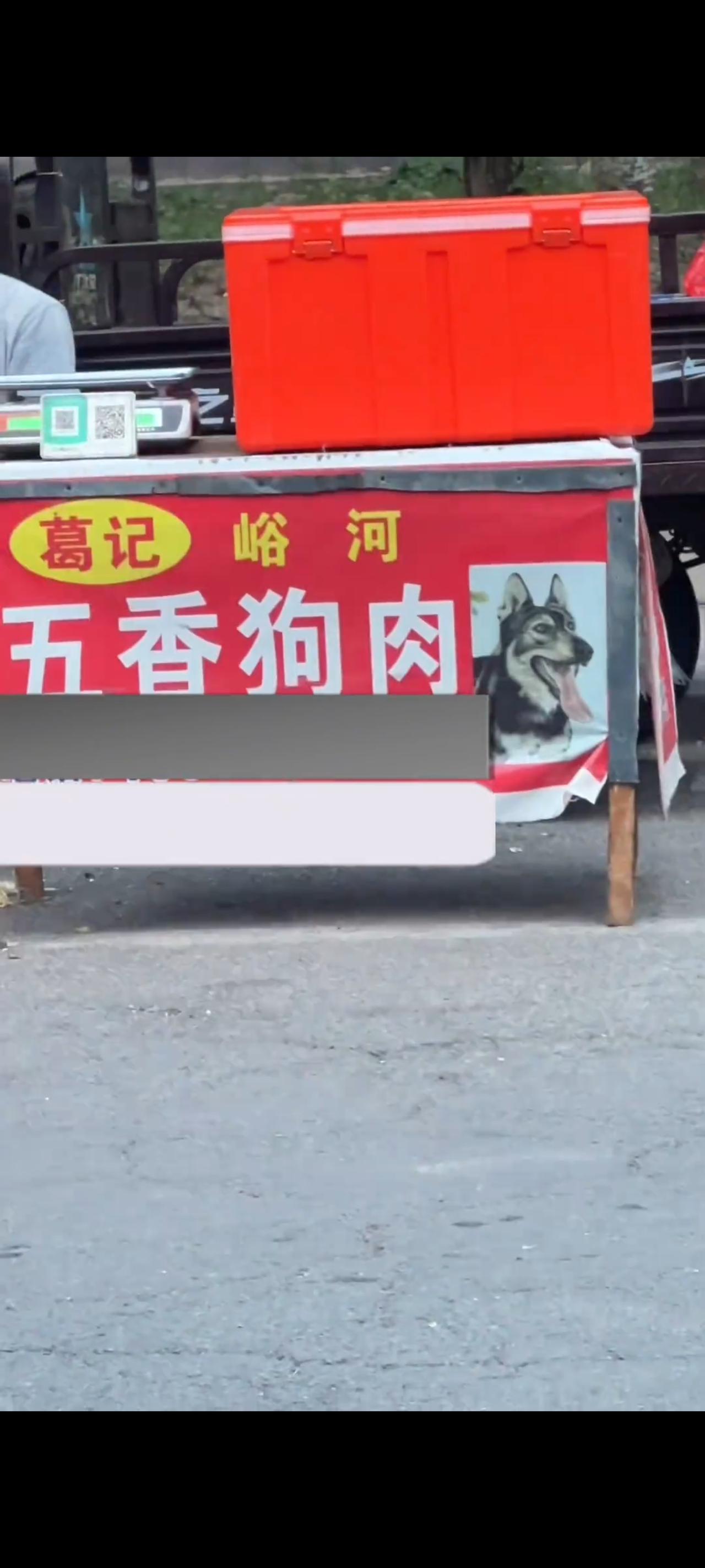在市区郊外的一条大马路上，面前的这位大哥竟然在光天化日之下，将宰杀好的流浪狗，以