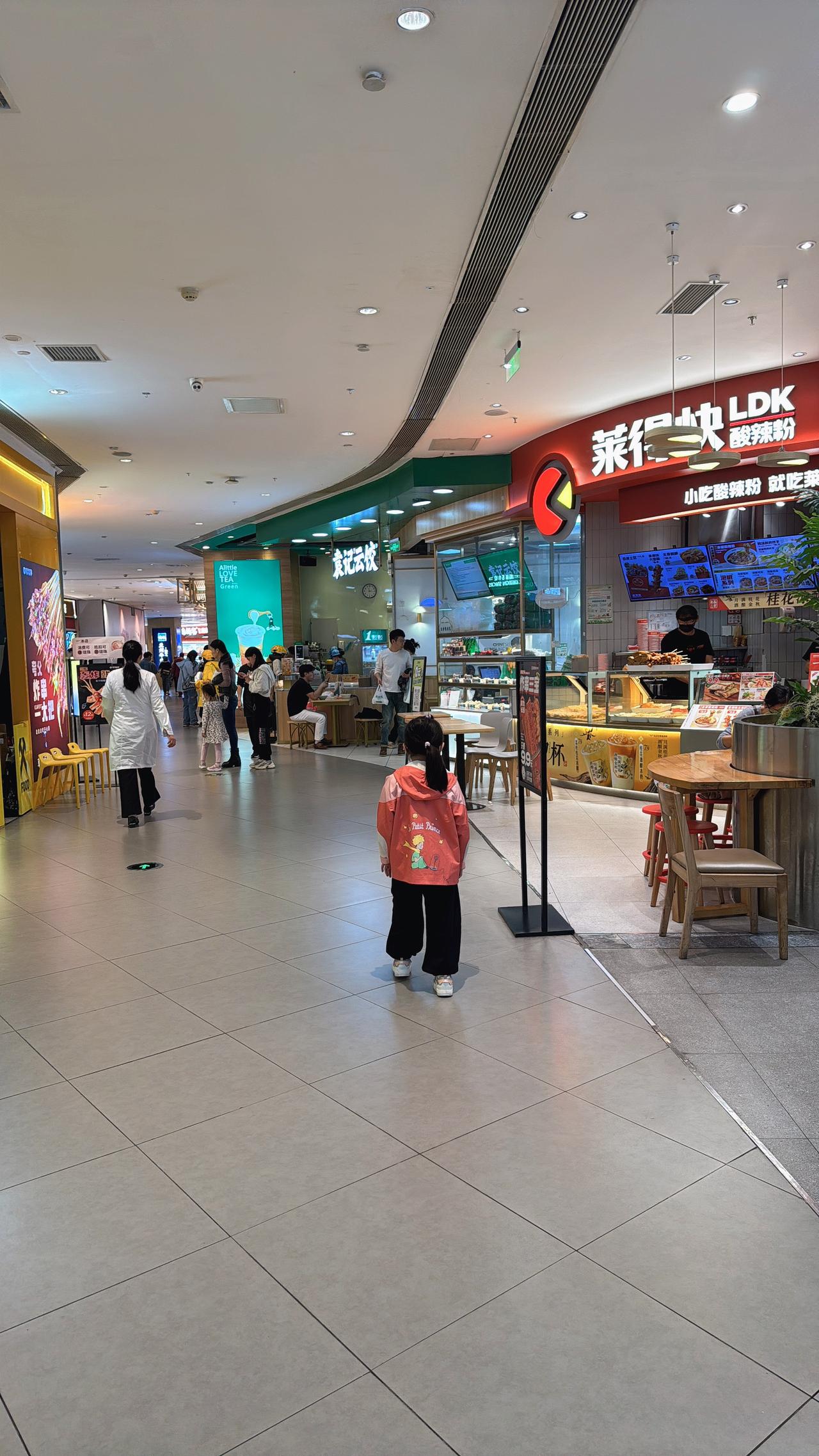 一瞬间，恍惚了，她好像是她又不是她
她是医生口中那个无法站立的豆豆
但她努力活成