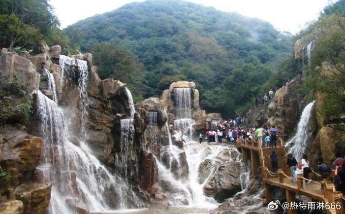 【凤凰谷】凤凰谷风景区，珍禽无数，色彩艳丽，鸣声悦耳动听。凤凰瀑布，烟雾迷蒙，水