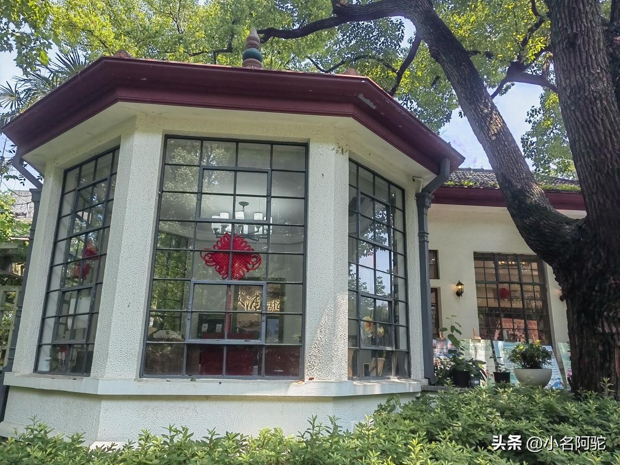 打卡复兴岛
从隆昌路乘坐12号线，只有两站就可到达上海复兴岛公园。
公园不大，地