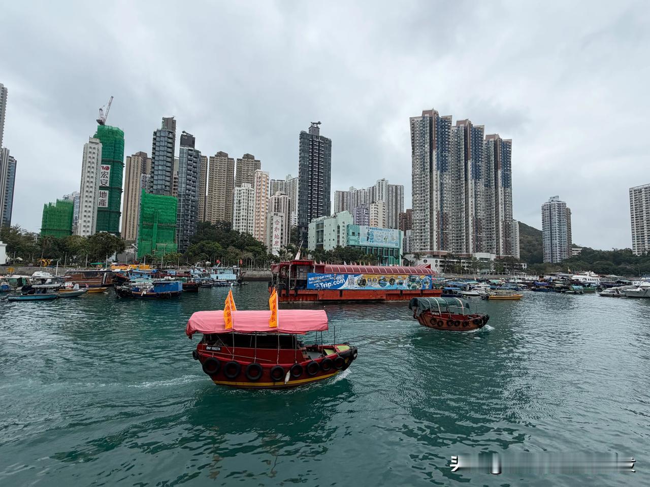 建于1773年的鸭脷洲洪圣古庙～
洪圣宝诞文化节
几分钟的渡船就到对岸的香港仔，