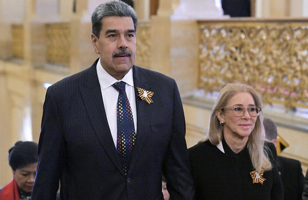 马杜罗夫妇咋就这么容易被抓住了？这也太奇怪了吧？他们国家难道没总统卫队保护？那1