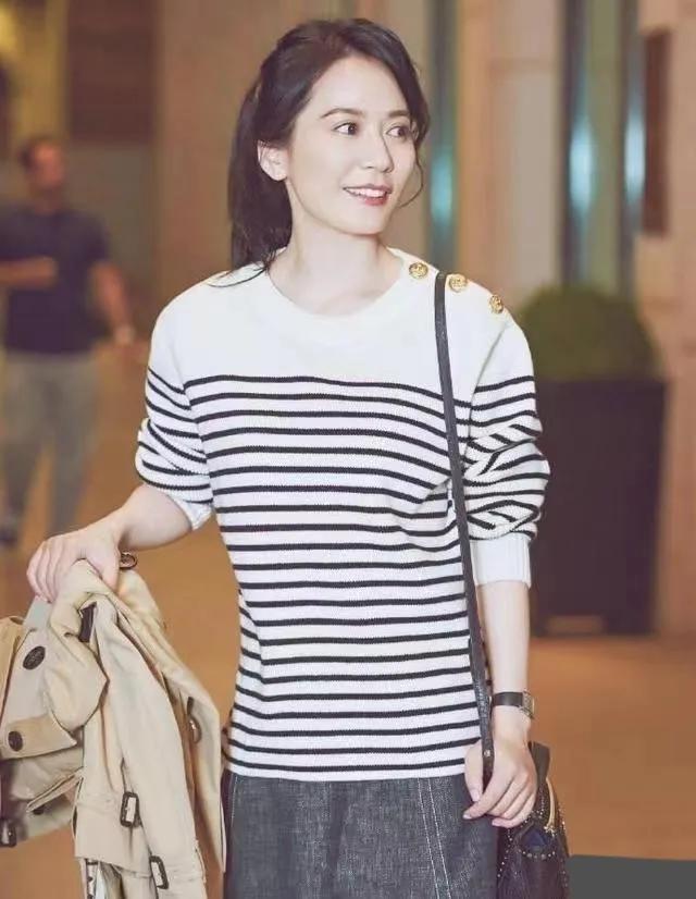 俞飞鸿条纹衫配短裙，嫩回24岁模样，惊艳全场，美到让人心醉！