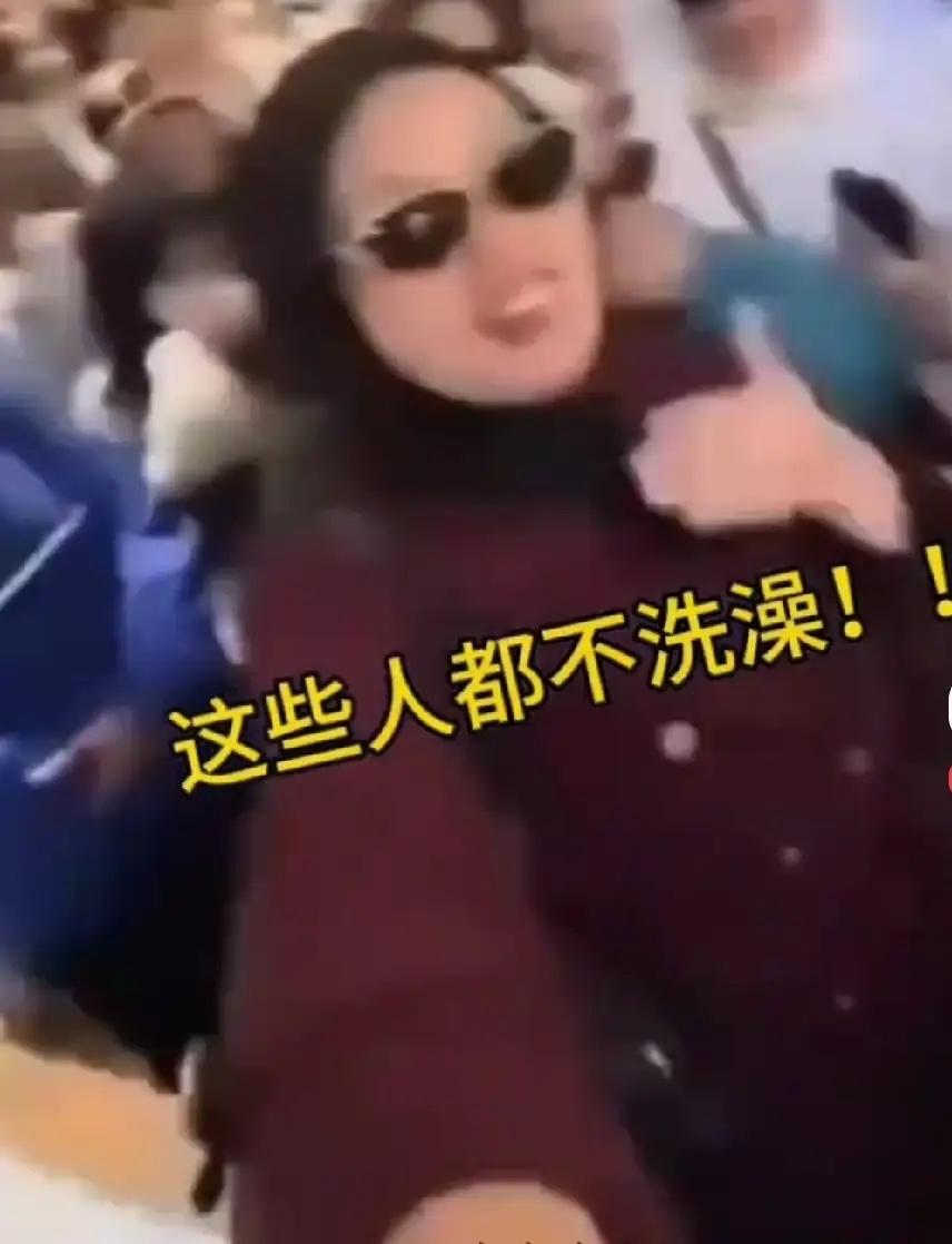 自己一身味，还嫌别人臭
近日，一段马来西亚女游客自拍的视频，引发舆情

视频中，