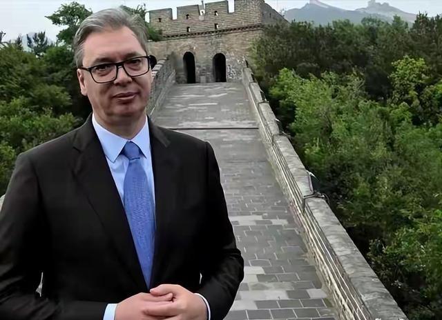 武契奇拍照有看点，他站在长城拍照，拍得长城树很青。他站在砖墙前拍照，他身上条纹有
