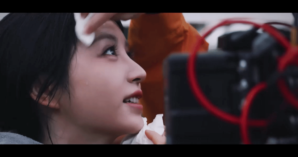 齐刘海，长发麻花辫的造型都很漂亮，很甜美，田曦薇青春气息快溢出屏幕了，完全就是我