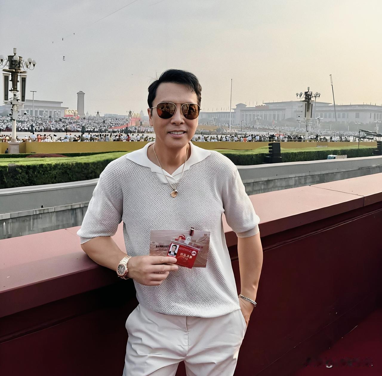 Part1：血脉里的中国根。
2025年9月3日，天安门广场的阳光格外耀眼。当7