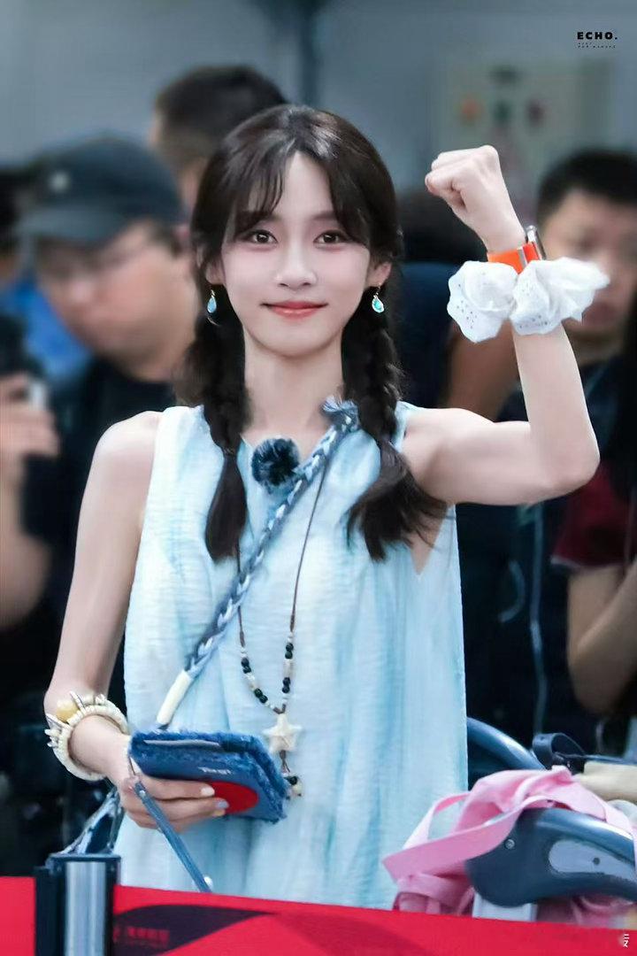 花少小妹王可肌肉线条花少小妹王可体脂率感觉好低看花少镜头里的王可，手臂线条干净利